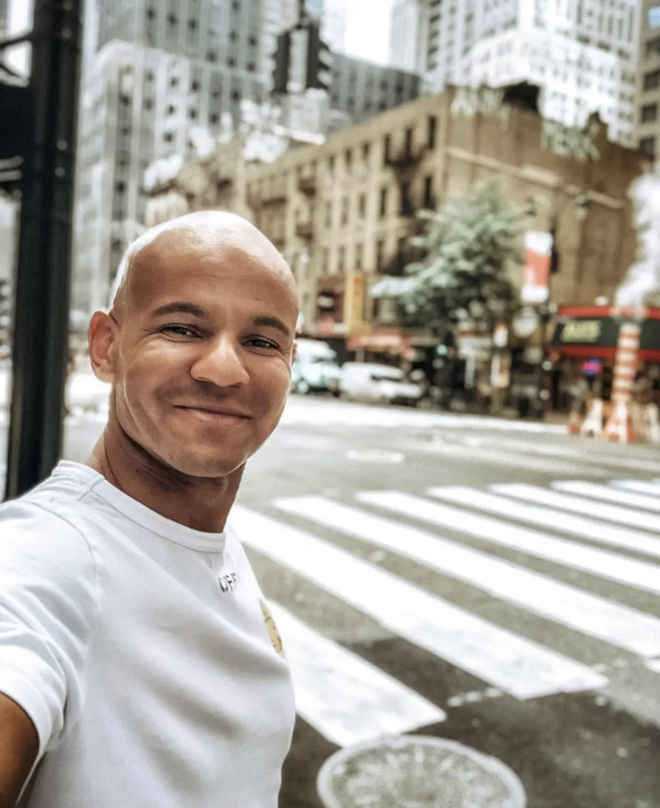 Coach Cecil vom Matrixprinzip in New York, vor einem Zebrastreifen, Selfi, das das Gesicht zeigt