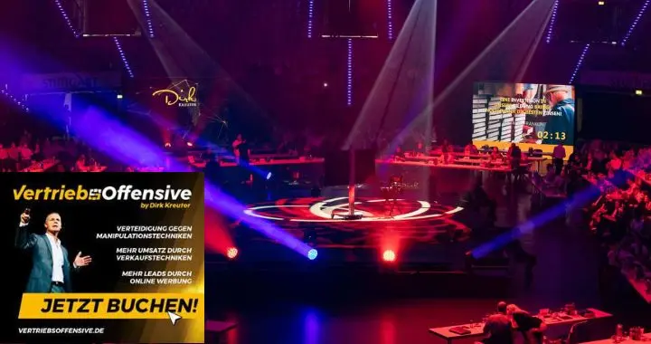 Blick auf das Event der Vertriebsoffensive 2025 mit Dirk Kreuter in einer vollbesetzten Halle, inklusive Bühne, Lichtshow und Promotionbanner